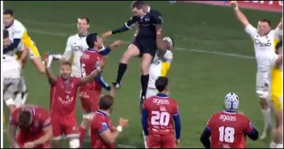 En 2021, dans quel club de rugby Josaia Raisuqe jouait-il lorsqu'il a soulevé l'arbitre au moment du coup de sifflet final ?