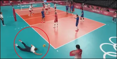 En 2021, aux Jeux Olympiques de Tokyo, quel sélectionneur de l'équipe de France de volley-ball s'est jeté pour tenter de sauver un ballon ?