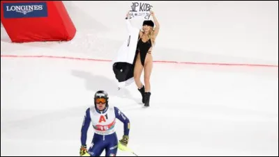 En 2020, dans quel sport s'illustrait Kobe Bryant, à qui une femme en maillot de bain a fait hommage en s'invitant sur le slalom de Schladming, en Autriche ?