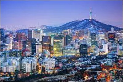 Cette ville est la capitale d'un pays concerné par une guerre de 1950 à 1953.