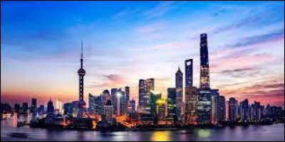 Cette ville chinoise est la plus peuplée de son pays.