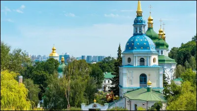 Enfin, sachant que ce jour de la semaine s'écrit avec un mot court, comment dit-on dimanche en ukrainien ?