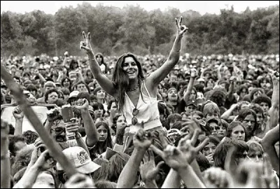 Quel est le nom du festival de rock et musique folk (principalement), rassemblement emblématique de la culture hippie des années 1960, organisé à White Lake, hameau de Bethel ?