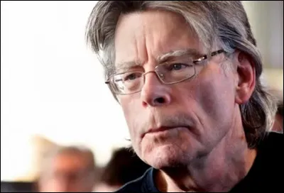 Quel est le bon prénom de cet écrivain américain, créateur de Castle Rock, ville imaginaire servant de cadre à plusieurs de ses récits ?