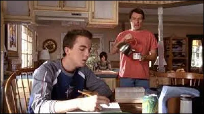 À quel instrument de musique s'initie Malcolm, mais sans succès ?