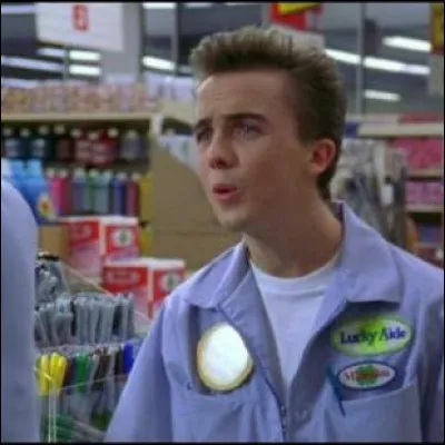 Qu'est-ce que Malcolm découvre chez Lucky Aid en travaillant de nuit ?