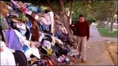 Quel objet, que voulait jeter Hal aux ordures, crée une guerre avec les éboueurs ?