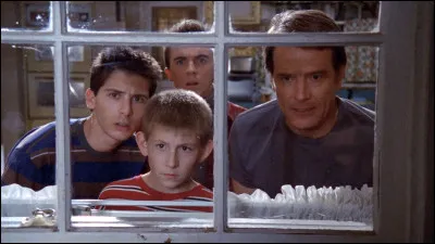 Quel événement Hal commémore-t-il en créant une gigantesque maquette dans le jardin ?