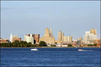 Cet Etat du nord-est s'étend entre la côte atlantique et les lacs Ontario et Erié :