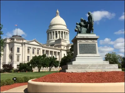 Cet Etat est bordé par le Mississippi et entouré par six États : l'Oklahoma, le Missouri, le Tennessee, le Mississippi, le Texas et la Louisiane :