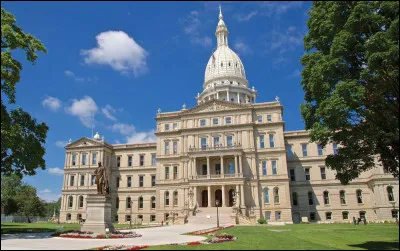 Bordé par le lac Supérieur, le lac Michigan, le lac Huron et le lac Érié, c'est le seul Etat à être riverain de quatre des cinq grands lacs :