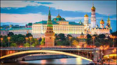 Nous pouvons trouver le Kremlin dans cette capitale.
