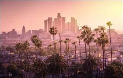Cette ville américaine, aussi connue sous le nom de "cité des anges" est située en Californie.