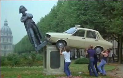Dans quel film de Claude Zidi, sorti en 1988, est-elle posée comme une statue ?