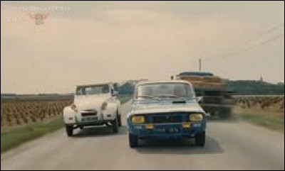 Dans le film "L'Emmerdeur" on voit cette R12 Gordini prendre des risques sur la route. Qui est le passager ?