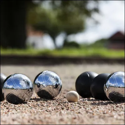 Quelle petite balle vise-t-on quand on joue une partie de p&eacute;tanque ?