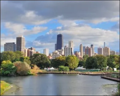 Avec 12,8 millions d'habitants c'est le 6e Etat par la population. Il est bordé au nord-est par le lac Michigan et limitrophe du Wisconsin, de l'Iowa, du Missouri, du Kentucky et de l'Indiana :