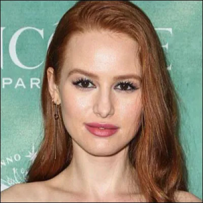 Avec qui est-elle en couple ? (2022)