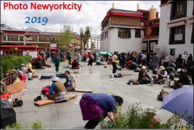 Quel est ce monument de Lhassa, le premier temple bouddhiste construit au Tibet en 639, centre de pèlerinage le plus important du pays ?