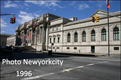 Quel est ce monument, un des plus grands musées du monde ouvert depuis 1872 sur 180 000 m2 et plus de 2 millions d'objets, situé à New York près de Central Park ?