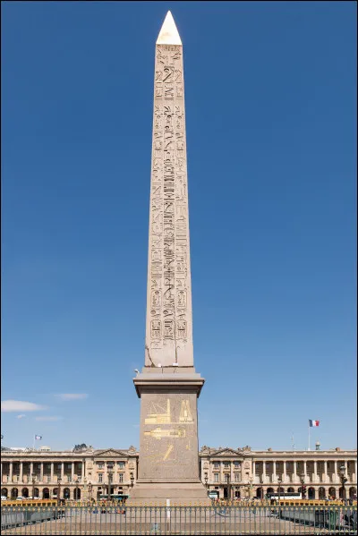 Quel est ce monument érigé au centre de la place de la Concorde à Paris depuis 1836, cadeau de l'Égypte au roi de France Charles X ?