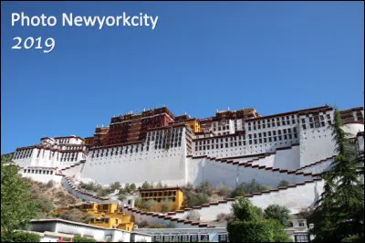 Quel est ce monument, le palais résidentiel des dalaï lamas jusqu'en 1959, construit sur une colline à Lhassa au Tibet à 3 700 m d'altitude, symbole du bouddhisme tibétain ?