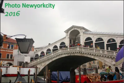 Quel est ce monument, le pont en pierre construit en 1558 qui enjambe le Grand Canal de Venise ?
