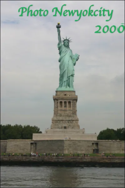 Quel est ce monument, le plus célèbre des États-Unis situé sur Liberty Island à New York, une oeuvre du sculpteur Bartholdi, exécutée par Eiffel et inaugurée en 1886 ?