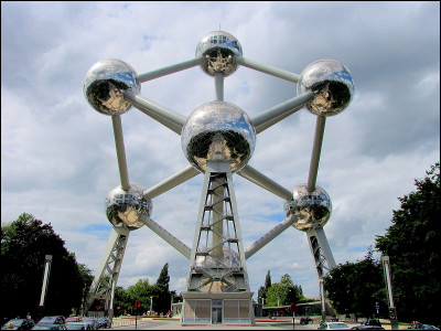 Quel est ce monument de Bruxelles construit à l'occasion de l'exposition universelle de 1952 en Belgique ?