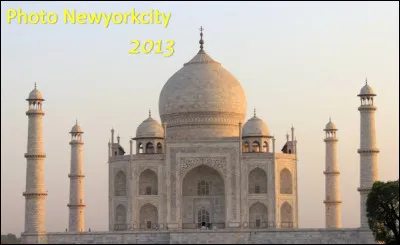 Quel est ce monument, un mausolée de marbre blanc construit en 1631 à Agra en Inde par l'empereur Shâh Jahân en mémoire de son épouse décédée lors de la naissance de leur treizième enfant ?