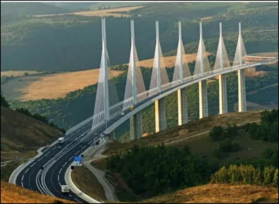 Quel est ce monument, un pont à haubans qui franchit la vallée du Tarn portant l'autoroute A75, ouvert depuis 2004 ?