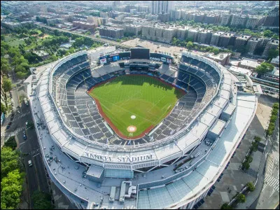 Quel est ce monument, le stade mythique de base-ball et de football situé dans le quartier du Bronx à New York ?