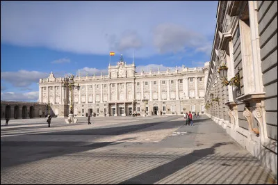 Quel est ce monument, la palais résidentiel du roi d'Espagne situé à Madrid ?