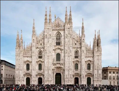 Quel est ce monument, la célèbre cathédrale de Milan datant de 1386 qui est dédiée à la Nativité de Marie ?