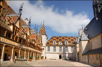 Quel est ce monument, un Hôtel-Dieu de style gothique flamboyant du XVe siècle, situé dans la ville de Beaune ?