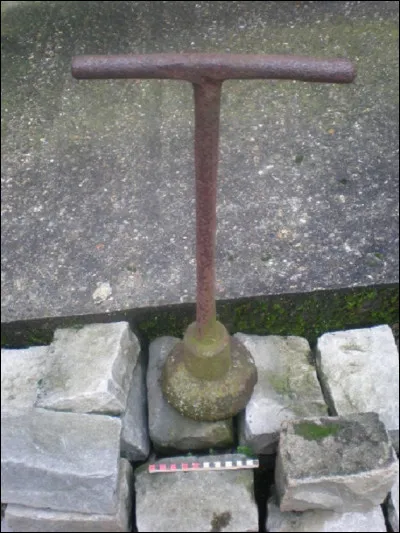 Quel autre nom donne-t-on à la dame, outil de paveur ?