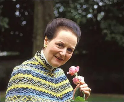 Qui est cette écrivaine, auteure du roman historique ''La Chambre des dames'' ?