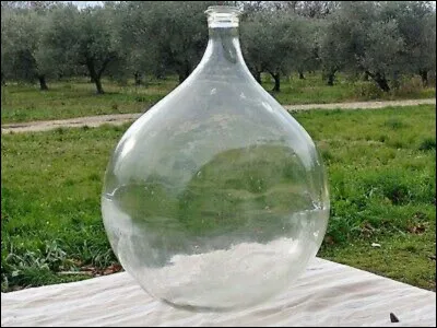 Quel est le nom de cette grande bonbonne de verre généralement épais à la forme très arrondie et au goulot court ?
