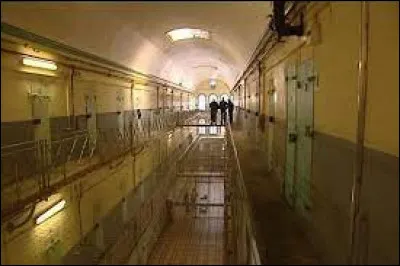 1964 : Johnny Hallyday chante "Le pénitencier".
Lequel de ces mots n'est pas un synonyme de "pénitencier" ?