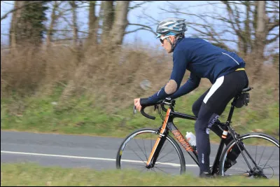 Lequel de ces hommes est un c&eacute;l&egrave;bre cycliste ?