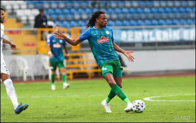 À quel poste évolue le footballeur Loic Rémy ?