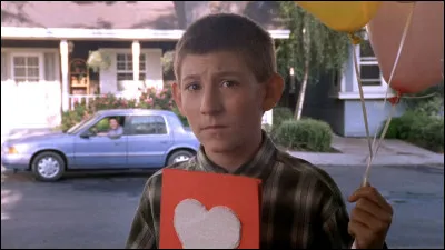 Comment s'appelle la jeune fille dont Dewey est amoureux ?