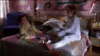 Quelle maladie Malcolm et Loïs attrapent-ils qui les oblige à rester cloués au lit tous les deux ensemble ?