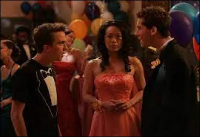 Pourquoi Reese se retrouve-t-il avec cette fille au bal du lycée ?