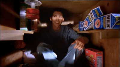 Dans quel pays veut se rendre Reese pour botter les fesses de son correspondant ?