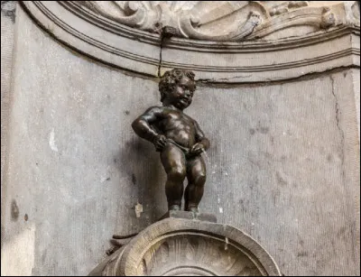 Quel est le nom de cette fontaine de Bruxelles, sous la forme d'une statue en bronze qui représente un petit garçon nu en train d'uriner ?