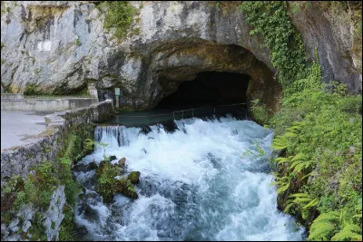 Quelle est la particularité de la ''Fontaine de Fontestorbes'' ?