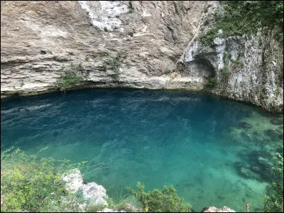 Qui est l'auteur-compositeur-interprète de la chanson ''Dans l'eau de la claire fontaine'' ?
