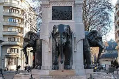 Quel est le surnom de la fontaine des Éléphants, située dans la commune de Chambéry ?