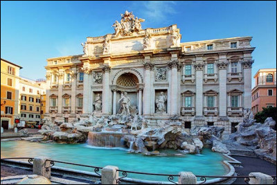 Qu'est-il coutume de faire à la fontaine de Trévi à Rome ?